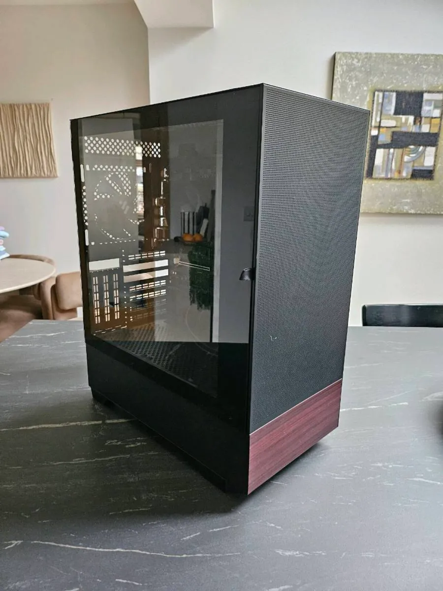 Desktop Computer - Image 1