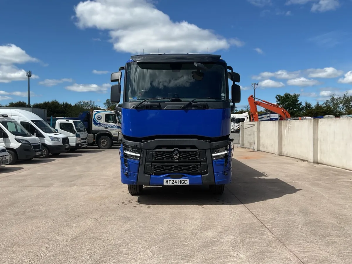 2024 Renault C440 8x4 Tar Spec Tipper - Image 2