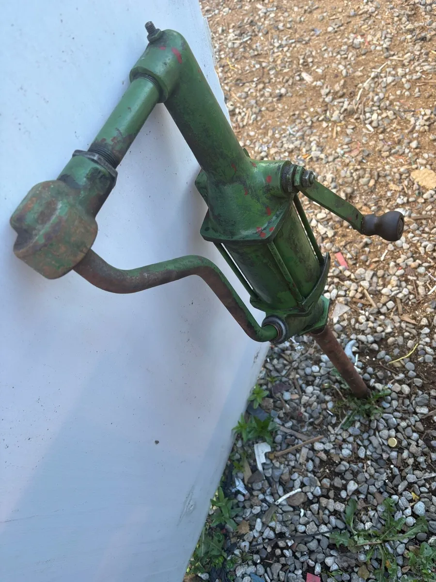 Old oil pump p.m. of interest - Image 1