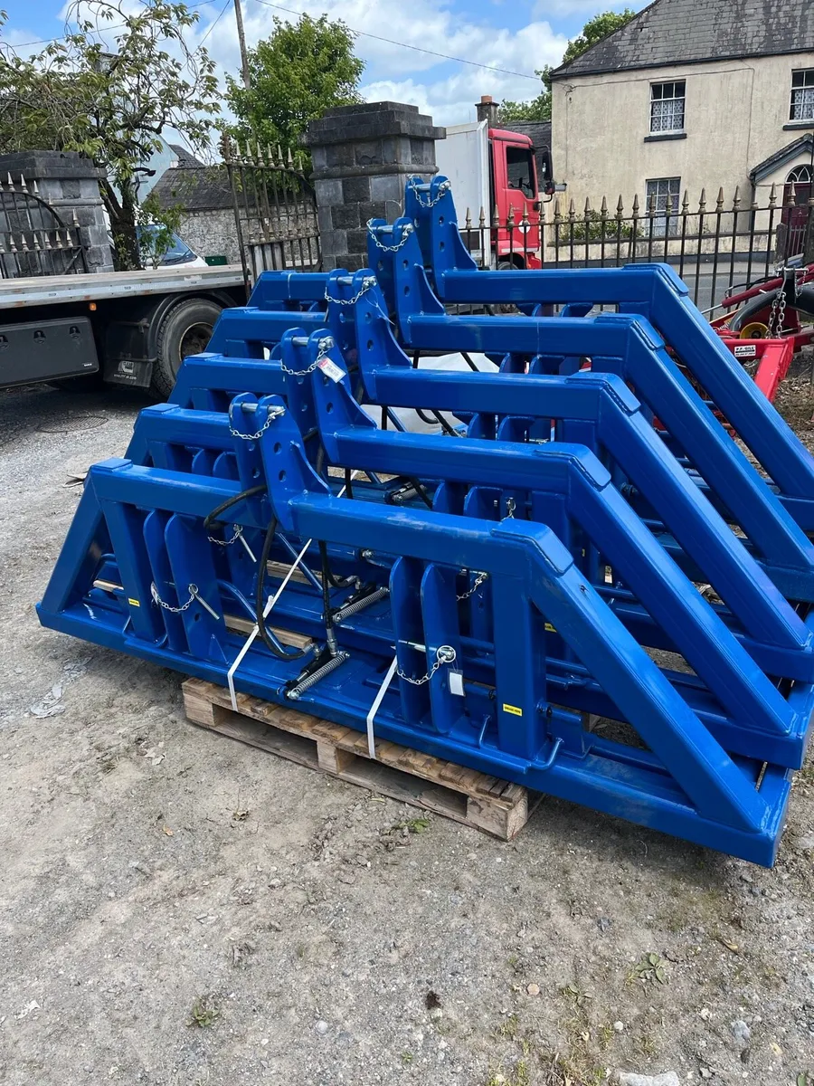 Bale lifter - Image 1
