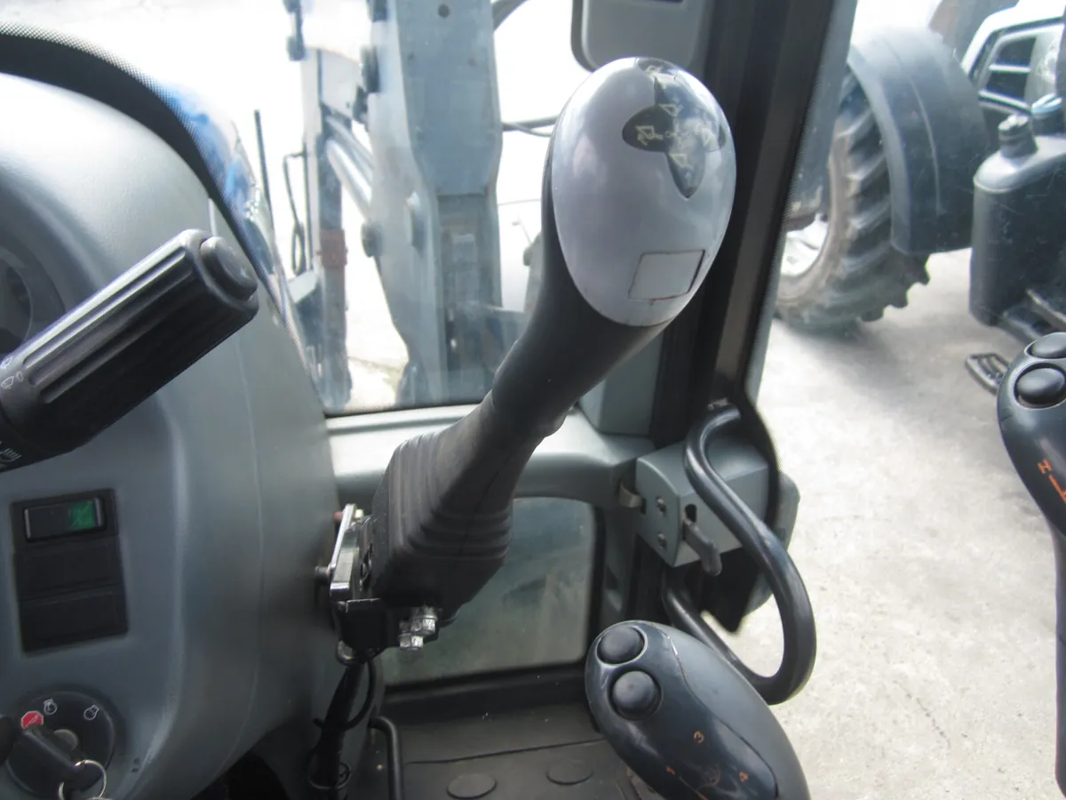 Quicke Q35 loader for sale. - Image 4