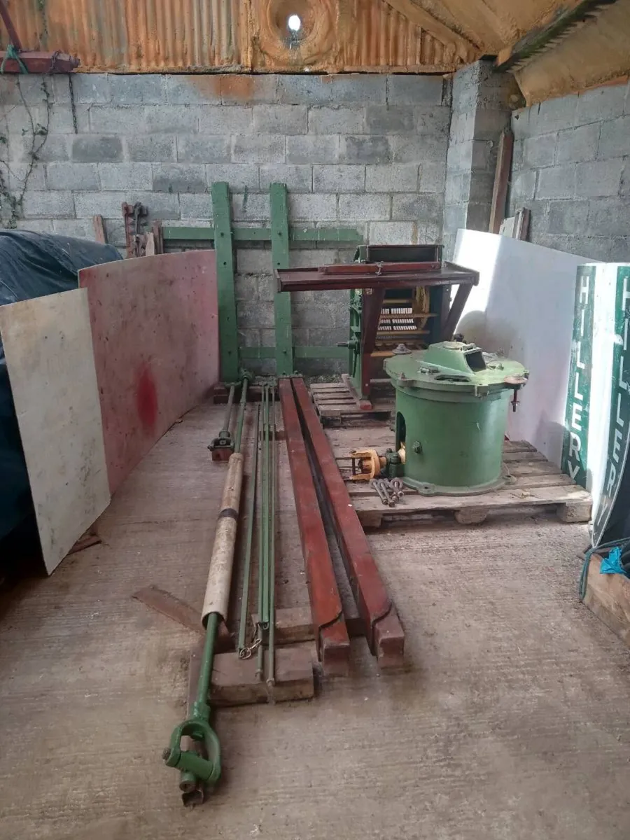Horse drawn thrashing machine - Image 1