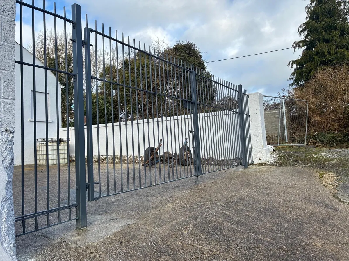 Railings 9ft x 7ft - Image 4
