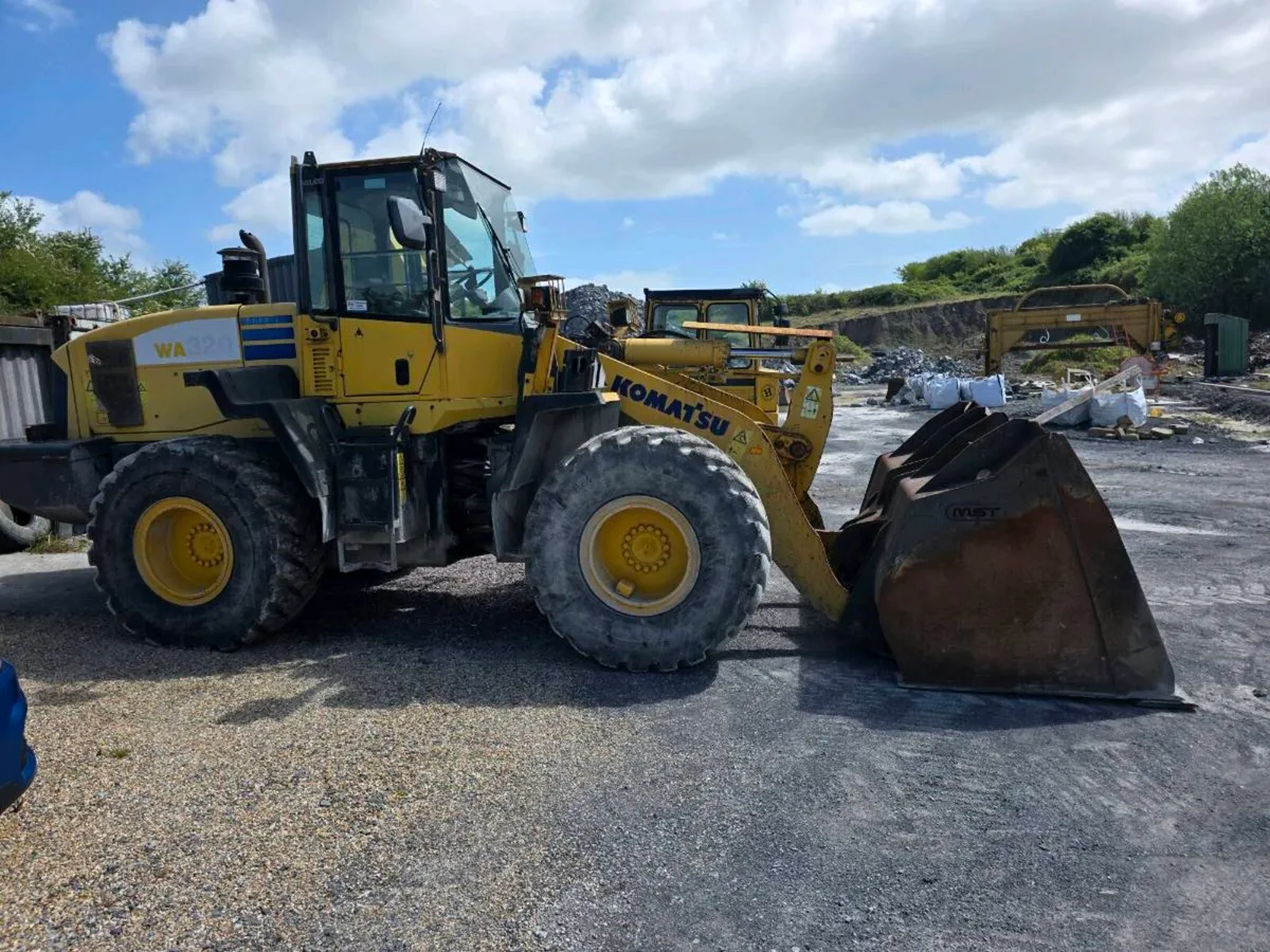 320 Komatsu Loader - Image 2