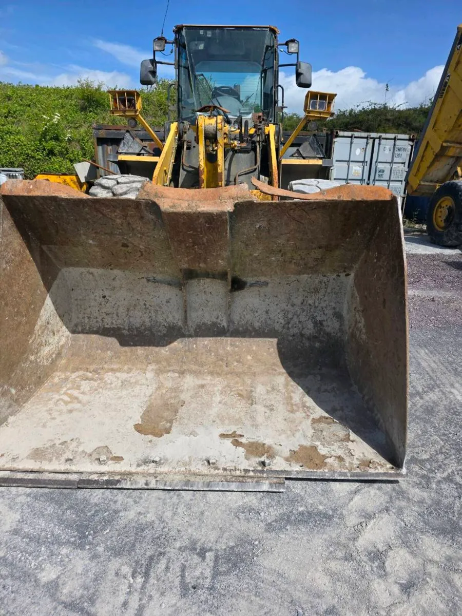 320 Komatsu Loader - Image 3