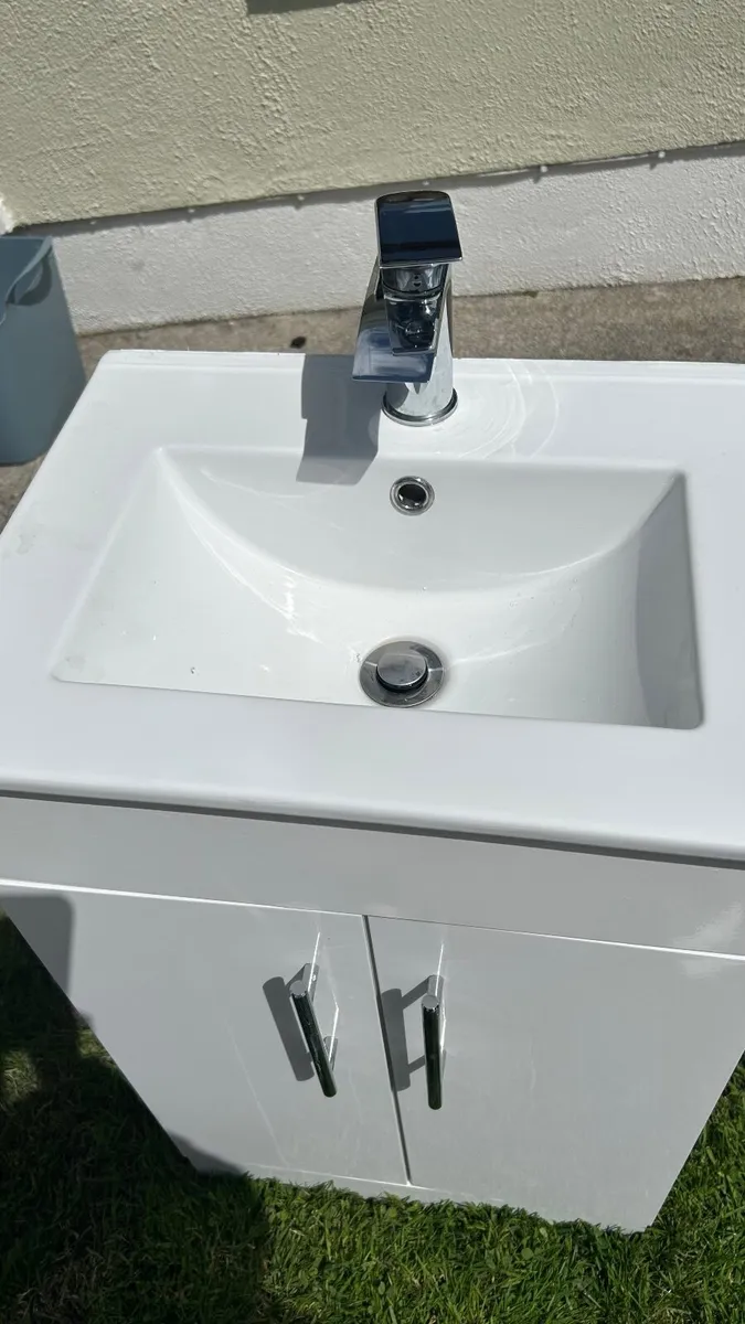 sink unit with taps - Image 2