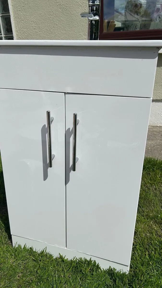 sink unit with taps - Image 3