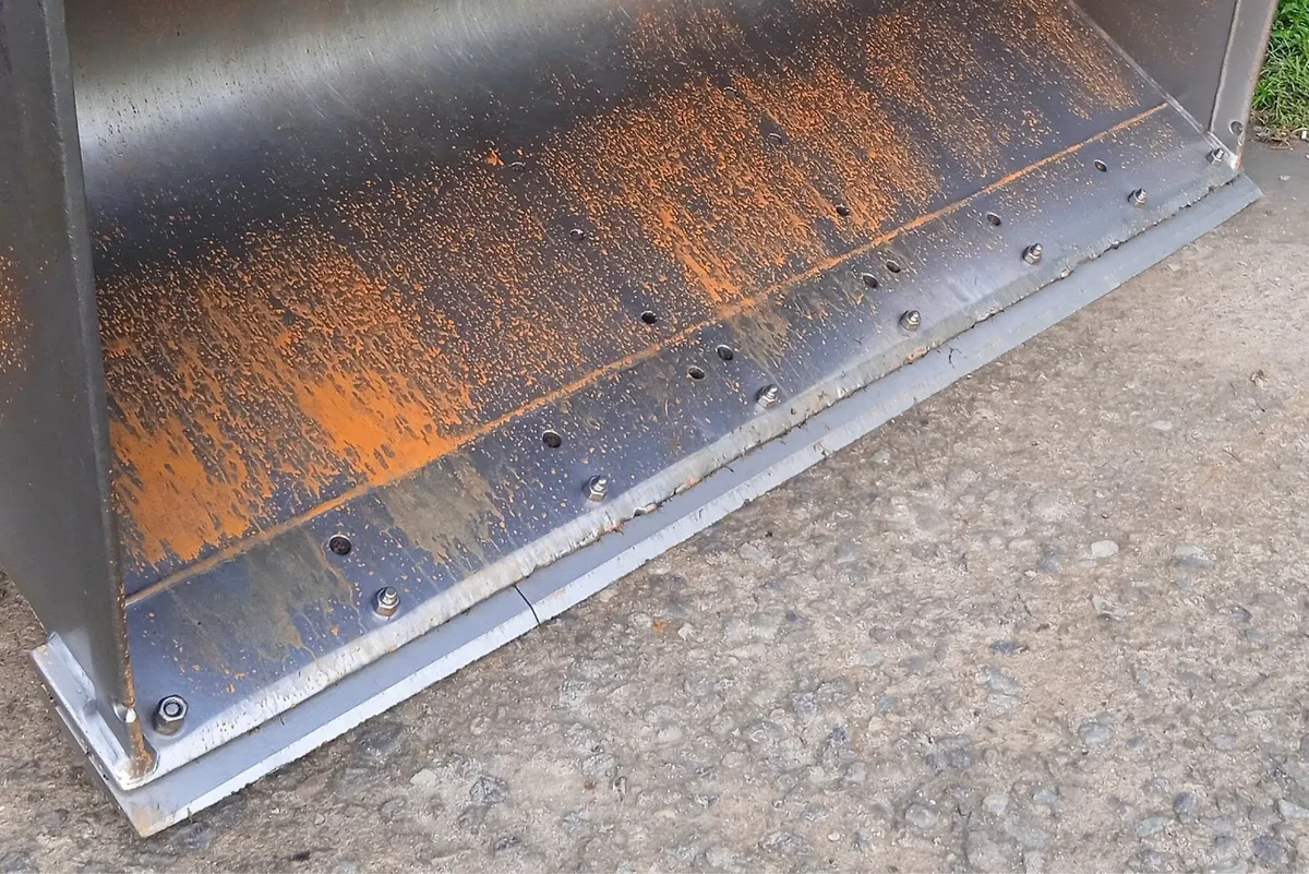 Cutting edge and bucket repairs - Image 3