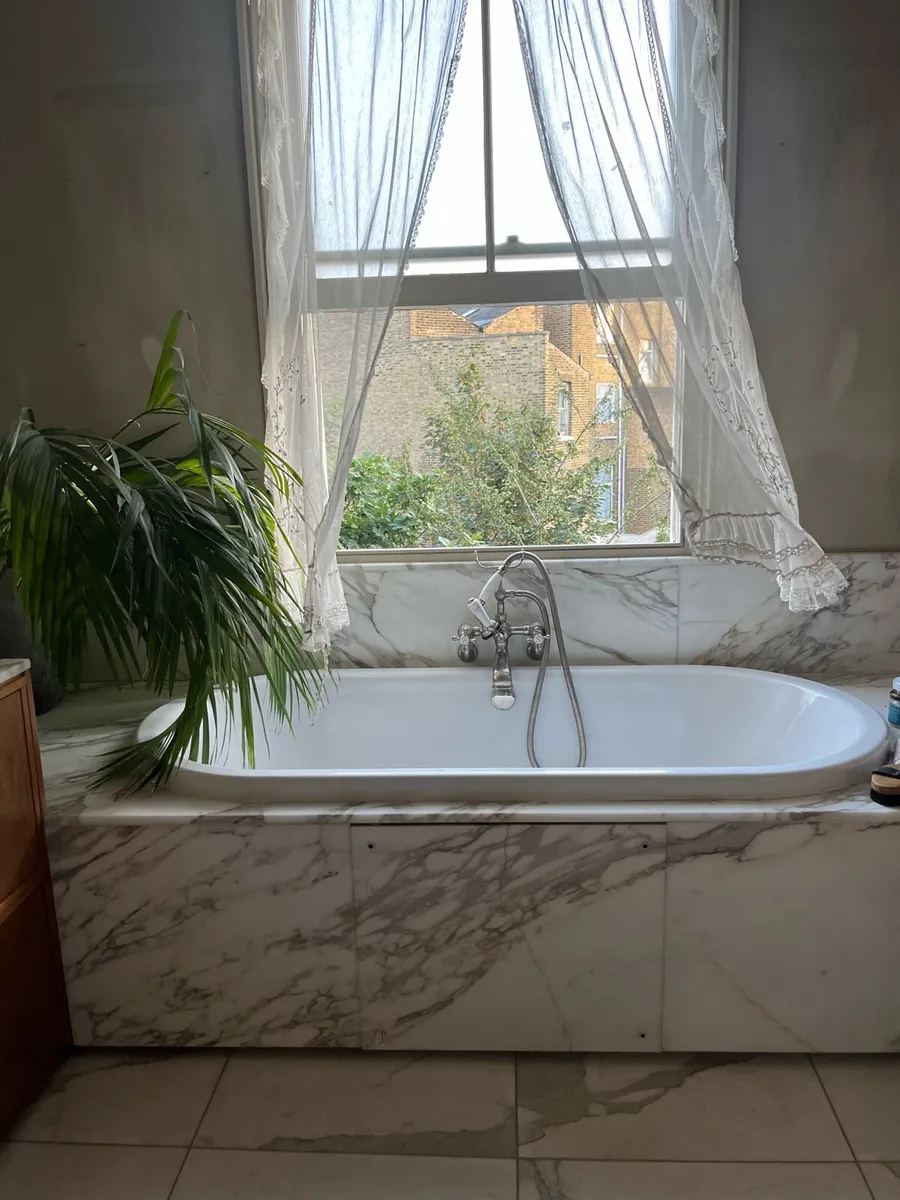 Bath and surround with nickle taps
