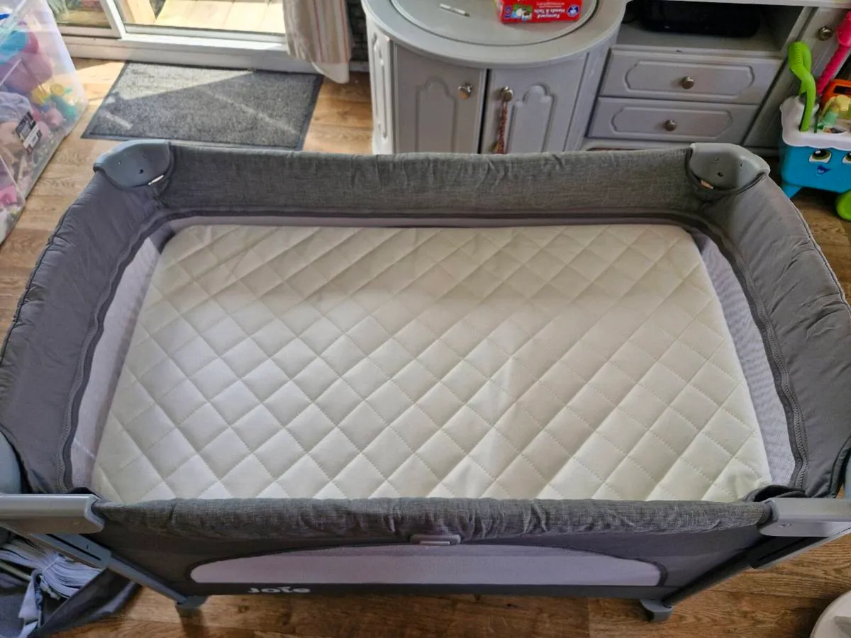 Joie travel cot and foam mattress - Image 4
