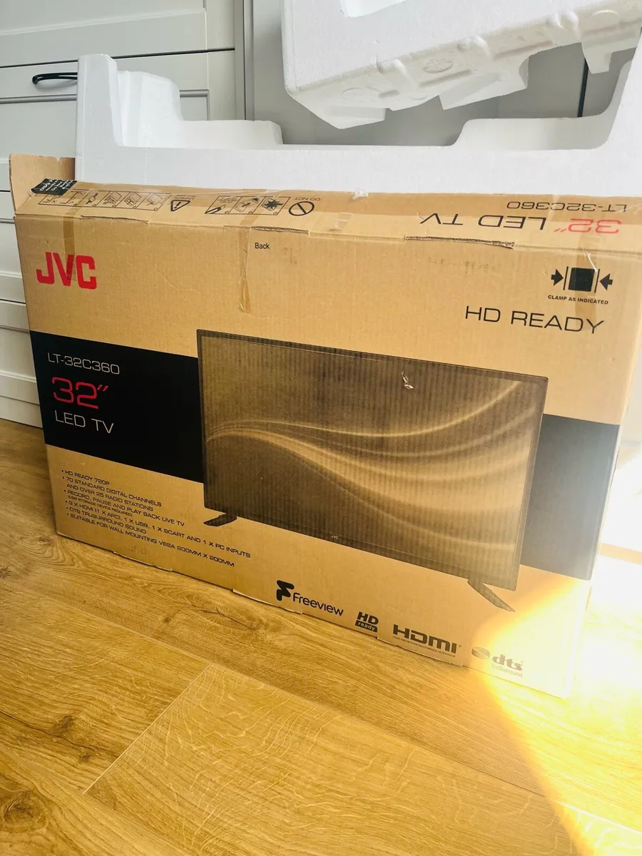 32inch TV and Apple TV 4K - Image 1