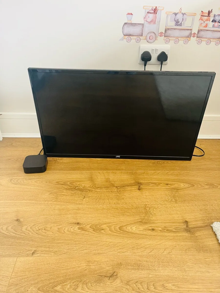 32inch TV and Apple TV 4K - Image 2