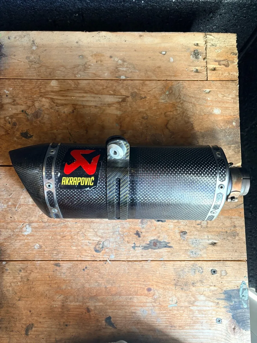 Yamaha R6 2006-2016 akrapovic carbon slip on - Image 1