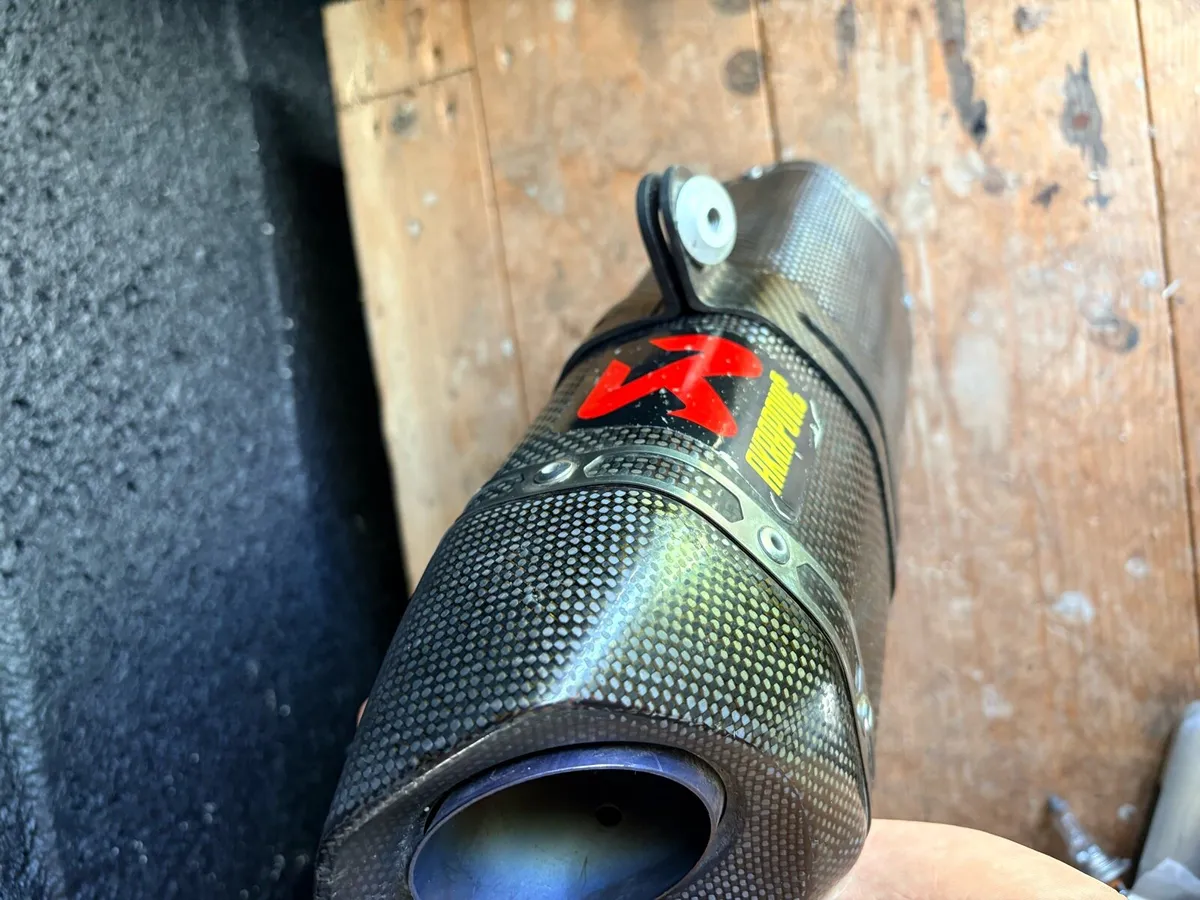 Yamaha R6 2006-2016 akrapovic carbon slip on - Image 2