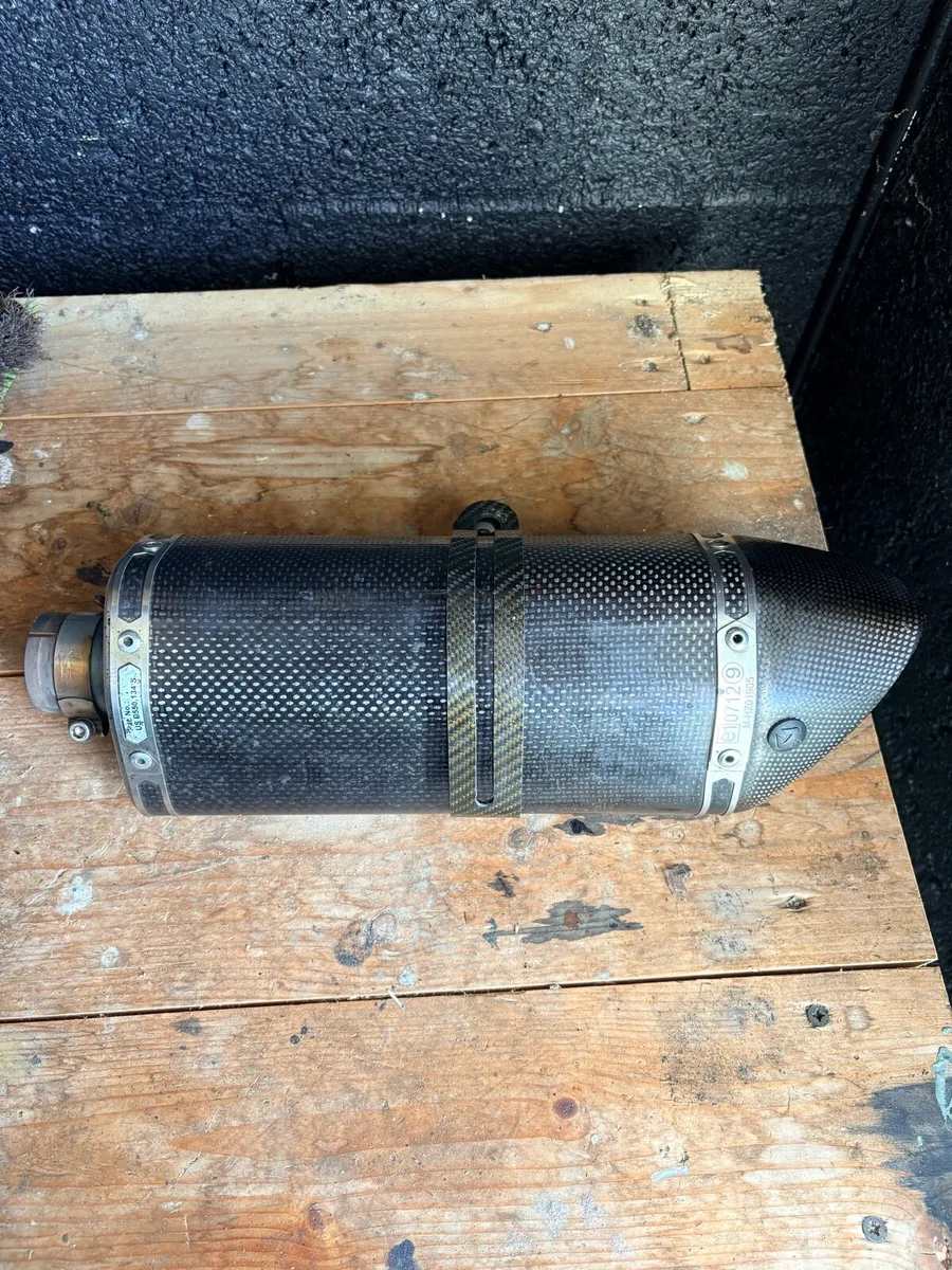 Yamaha R6 2006-2016 akrapovic carbon slip on - Image 3