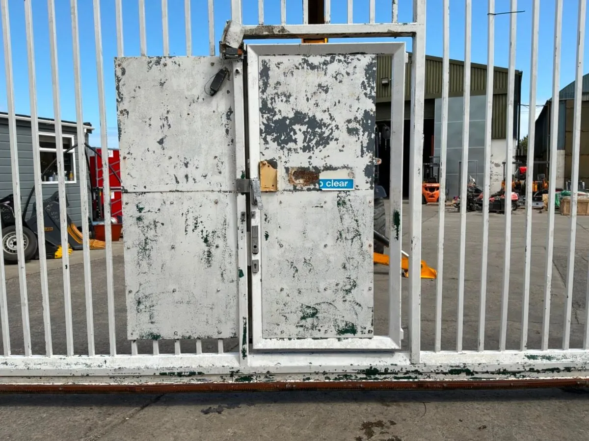 30ft x 10ft HEAVY DUTY SLIDING GATE...........4580 - Image 4