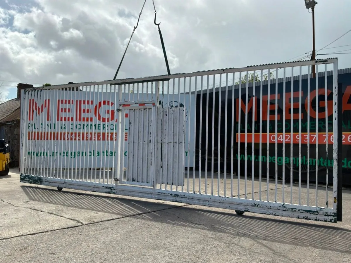 30ft x 10ft HEAVY DUTY SLIDING GATE...........4580 - Image 1