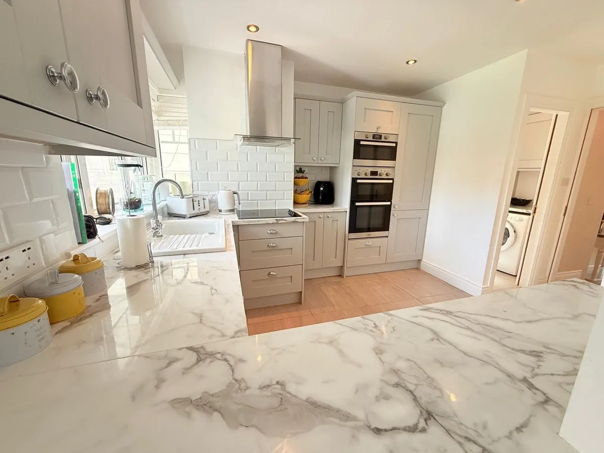 Kitchen including appliances - Image 2