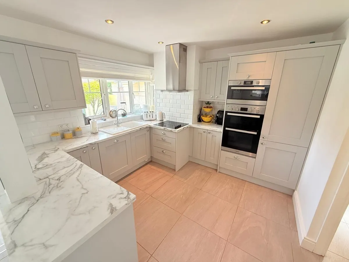 Kitchen including appliances - Image 1