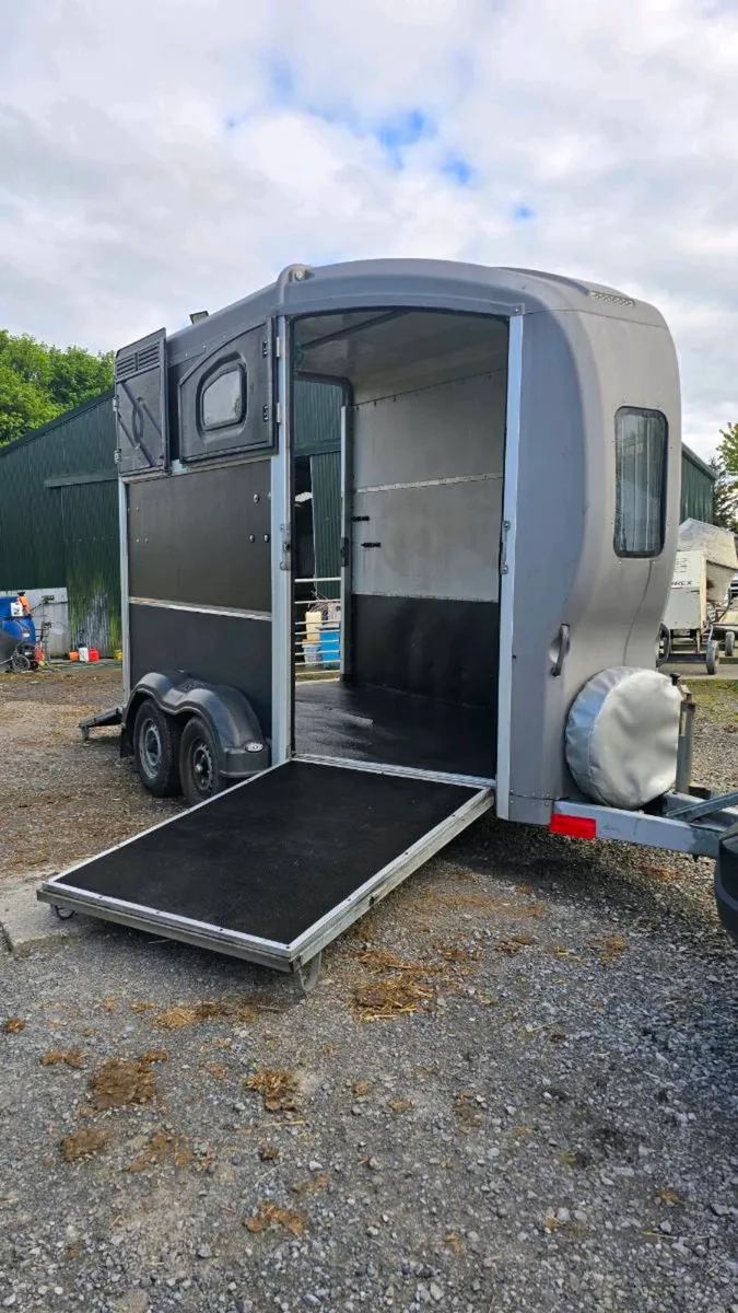 Nugent horse box - Image 1