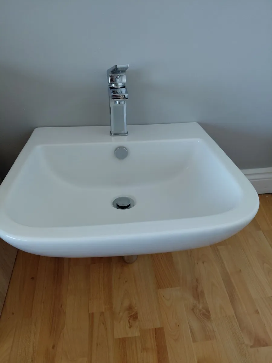 Wall hung bathroom sink with chrome Tap - Image 2