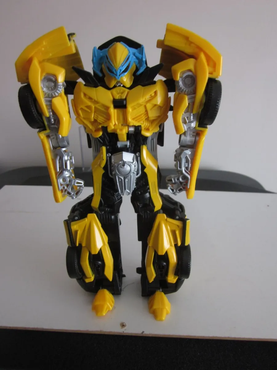 Transformers The Last Knight Deluxe Class Bumblebe - Image 1