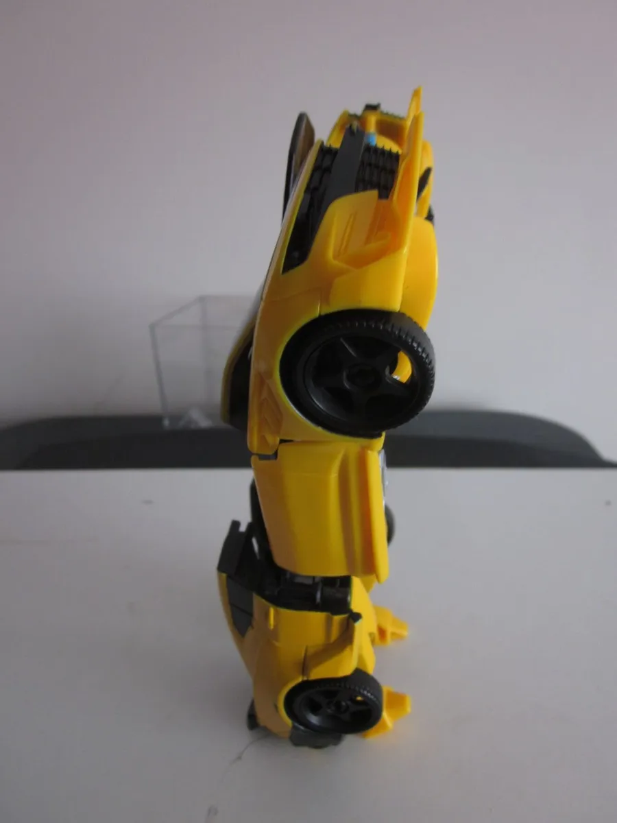 Transformers The Last Knight Deluxe Class Bumblebe - Image 2