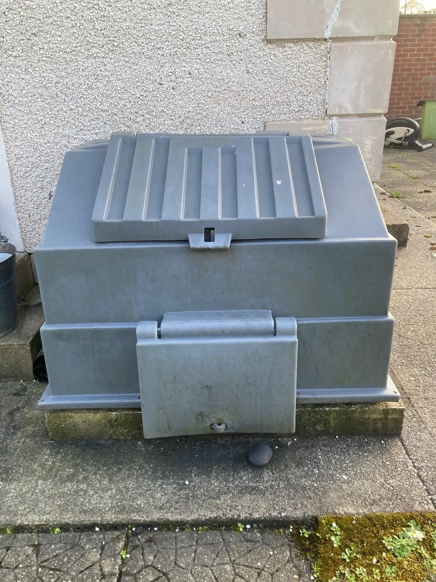 Coal Bunker, 4 (20kg) bags smokeless coal etc. - Image 1