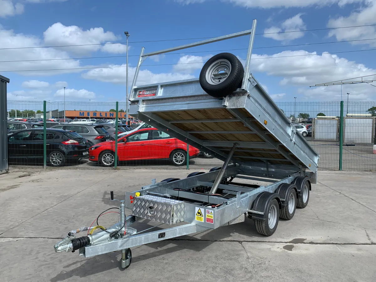 UNUSED 2026 JD TRI AXLE TIPPER TRAILER FOR AUCTION - Image 1