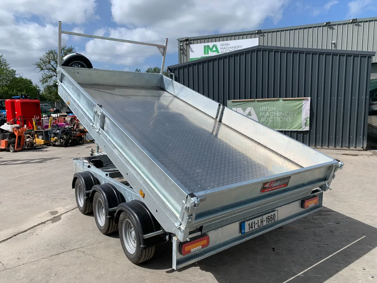 UNUSED 2026 JD TRI AXLE TIPPER TRAILER FOR AUCTION - Image 3