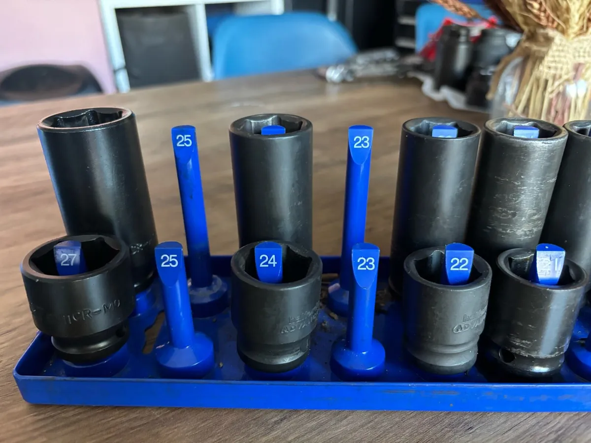 Sockets and stand - Image 3