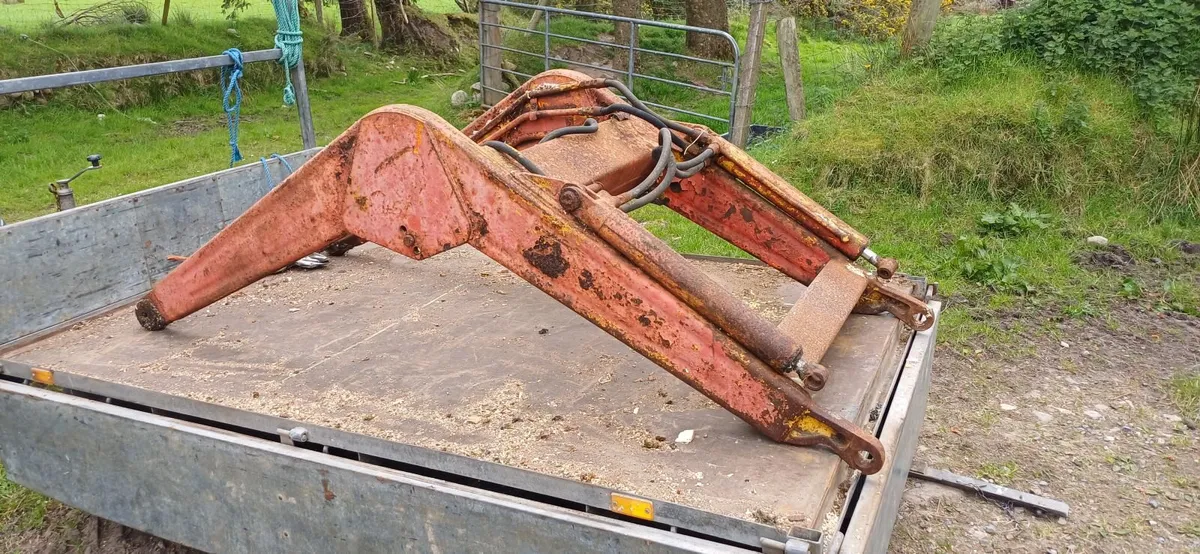 MF 165 Loader - Image 1