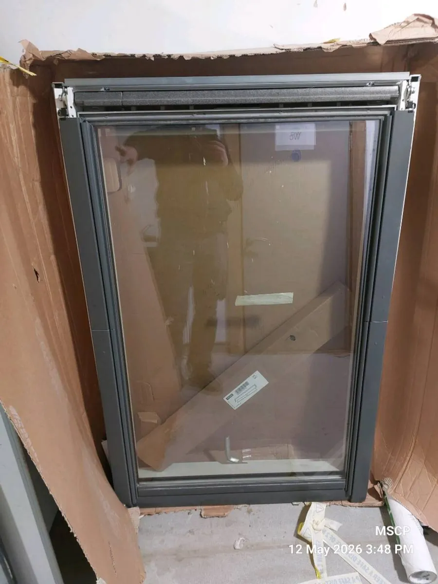 VELUX Roof Window 94 × 140 cm – New, Opened Packag - Image 2