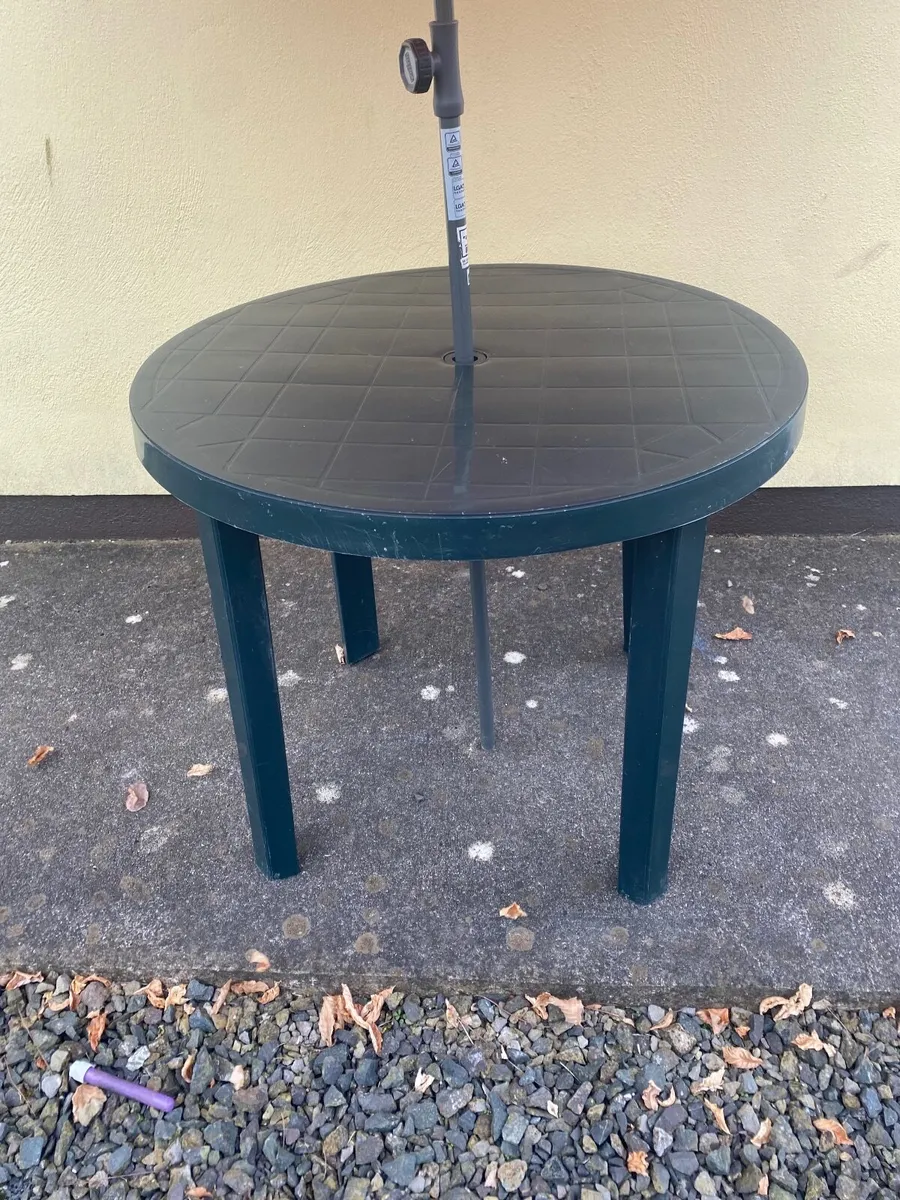 Garden table and parasol - Image 3