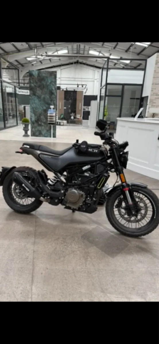 Husqvarna Svartpilen 401 - Image 1