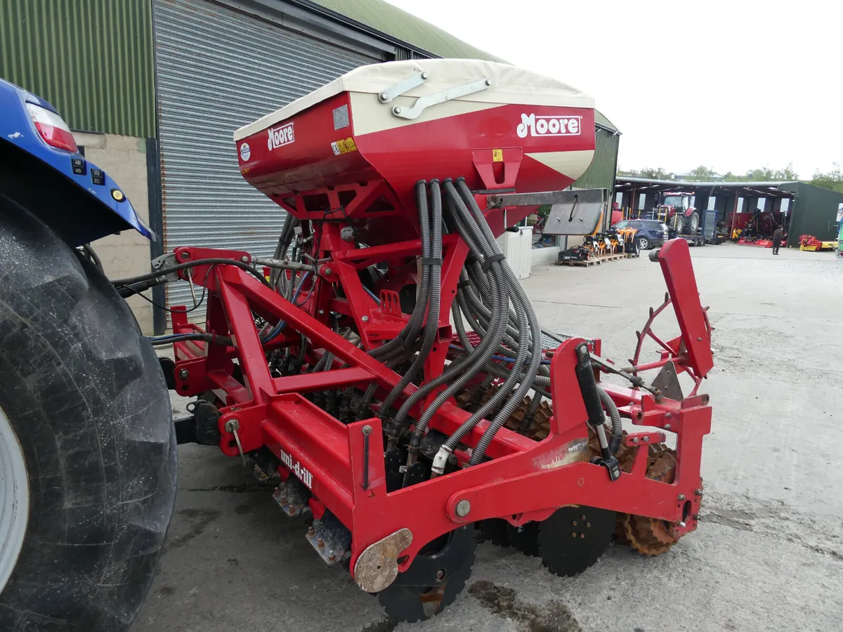 Moore 32 row Uni Drill - Image 1