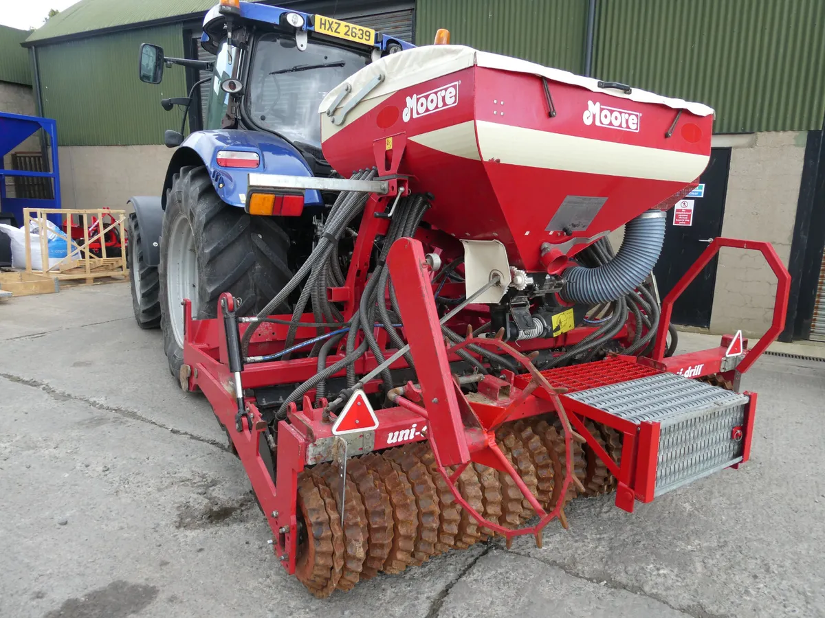 Moore 32 row Uni Drill - Image 3