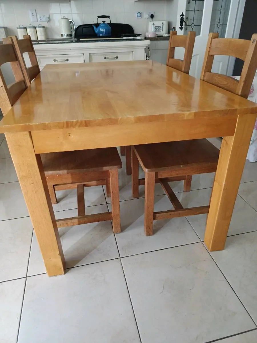 Table and chairs - Image 1