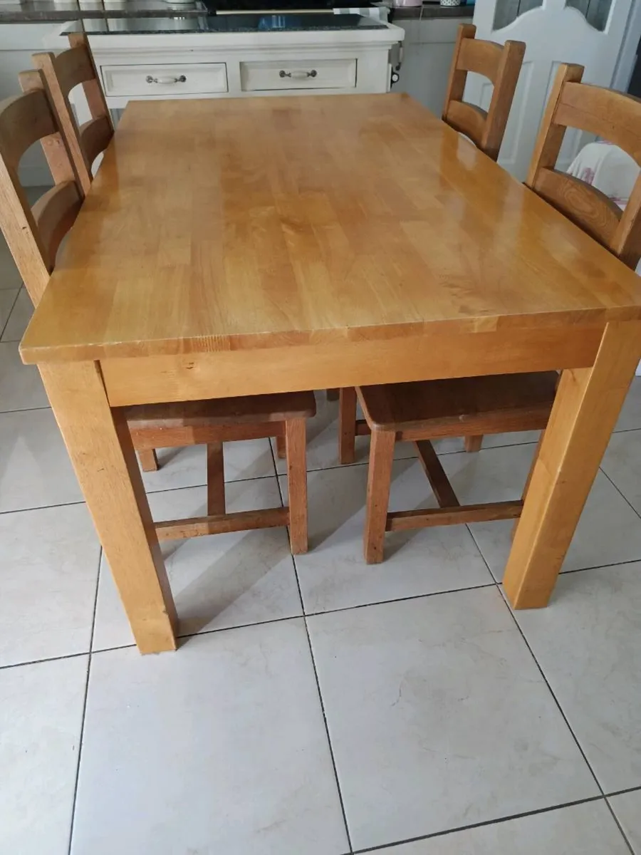 Table and chairs - Image 2