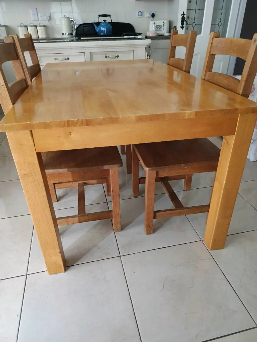 Table and chairs - Image 4