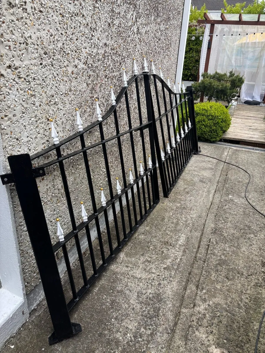 Double gates for house entrance - Image 4
