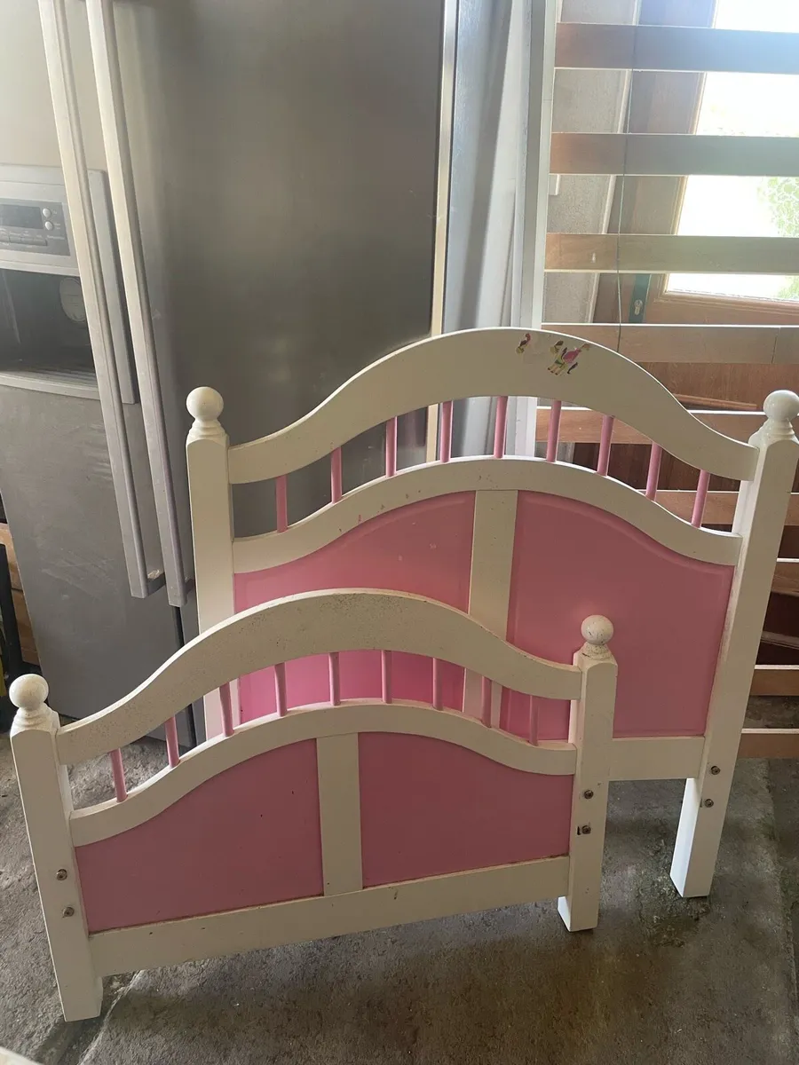 Single bed - Image 1
