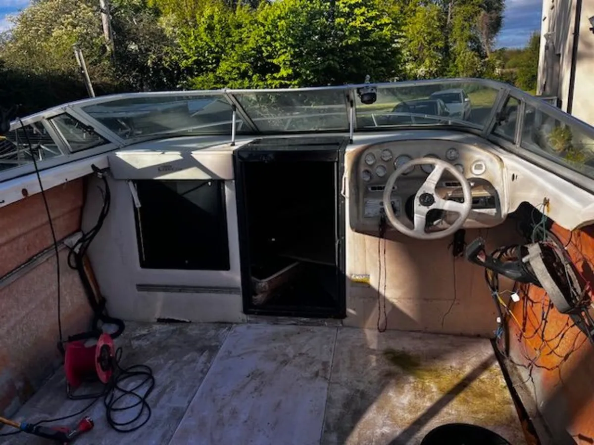 Crownline 210 Boat 21ft - Image 3