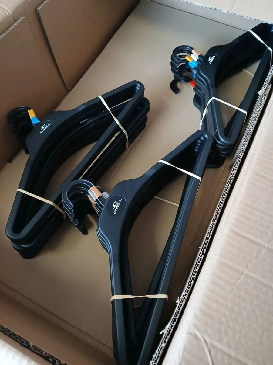 35 clothes hangers, O'Neill - Image 1