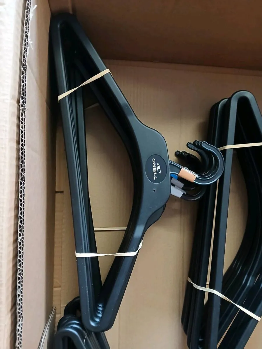 35 clothes hangers, O'Neill - Image 2