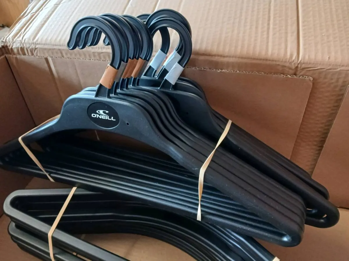 35 clothes hangers, O'Neill - Image 3