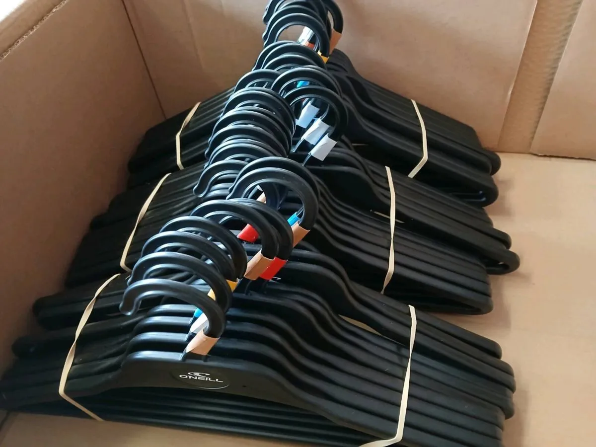35 clothes hangers, O'Neill - Image 4