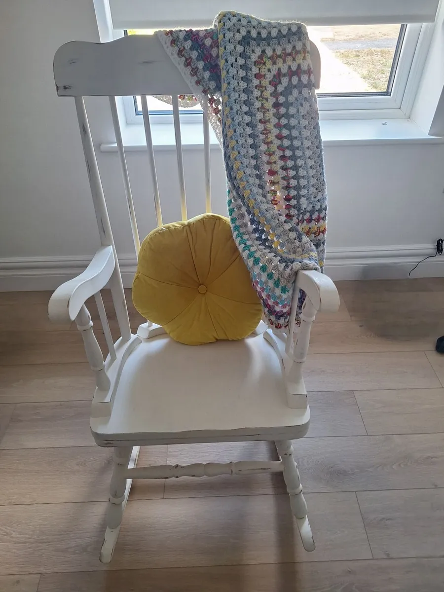 Rocking chair, crochet throw and cushion - Image 4