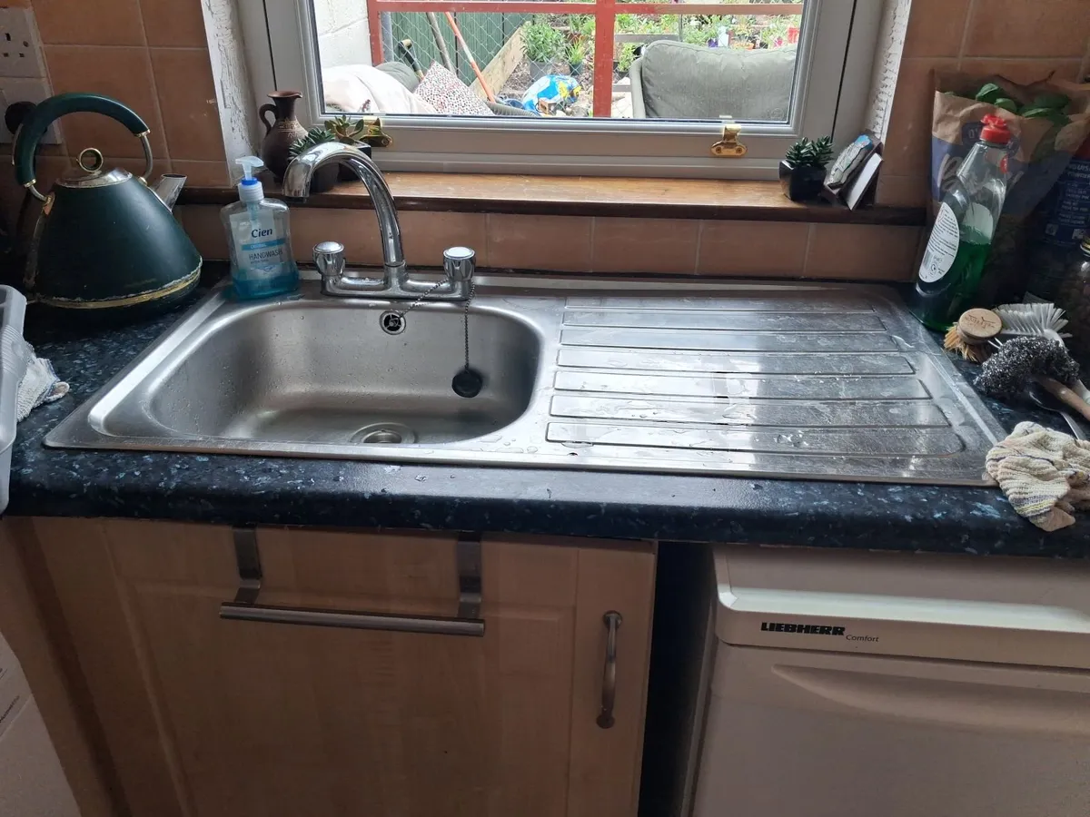 Kitchen with Cooker and hob for sale - Image 2