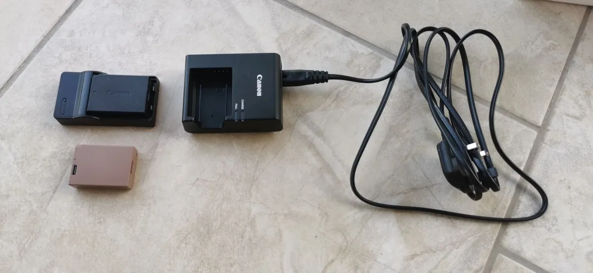 Canon 2000d , 24 mp in mint condition - Image 3